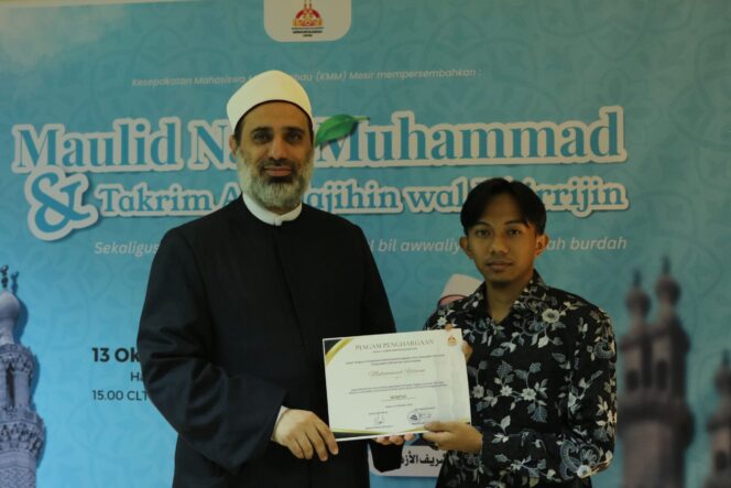 
 Syekh memberikan penghargaan sertifikat penghargaan kepada Ridwan
(Sumber: Media KMM Mesir)