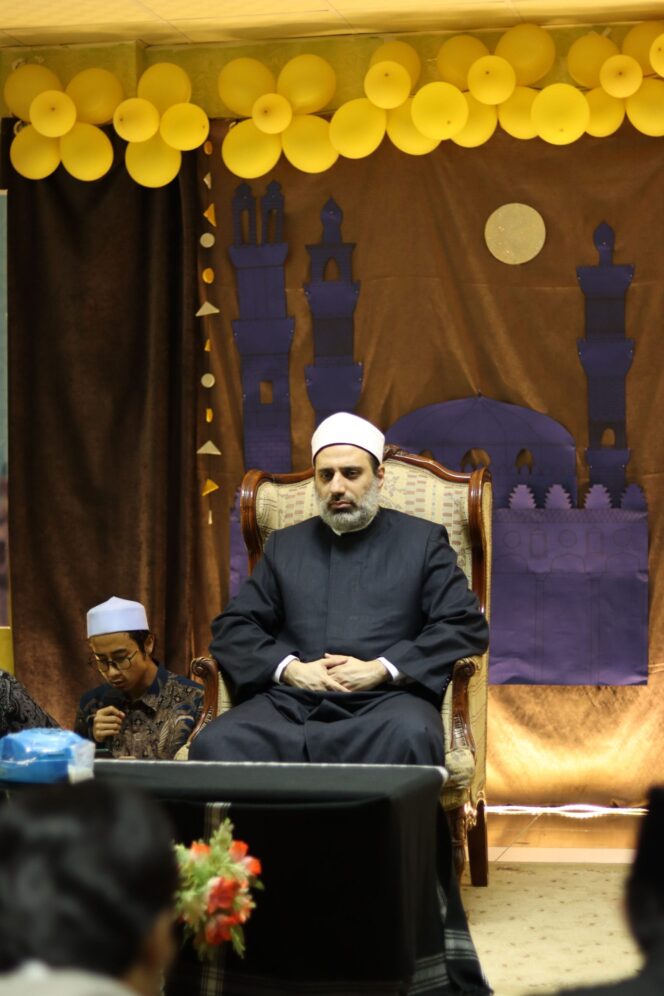 
 Syekh duduk di Aula Rumah Gadang
(Sumber: Media KMM Mesir)